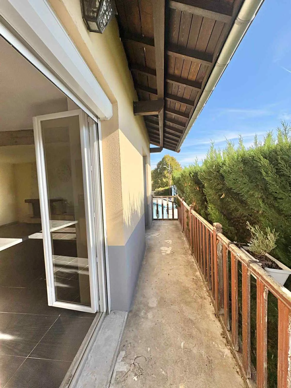 Grande maison familiale avec jardin et panneaux solaires à Chatel-Guyon 