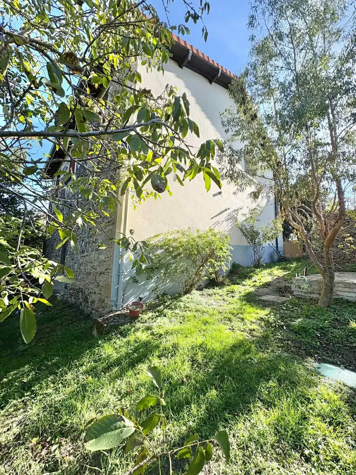 Grande maison familiale avec jardin et panneaux solaires à Chatel-Guyon 