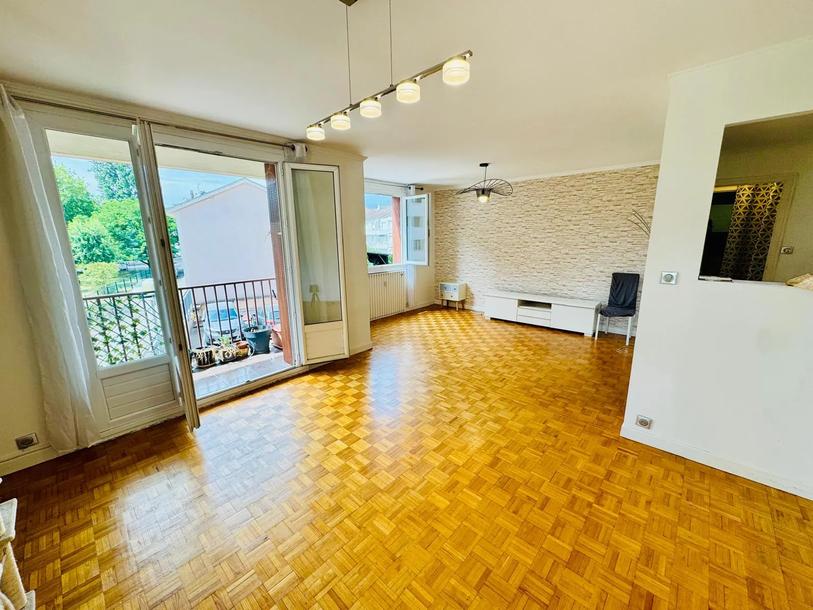 Bel appartement T5 à Grenoble Eaux Claires, 97 m², proche tram et commodités 