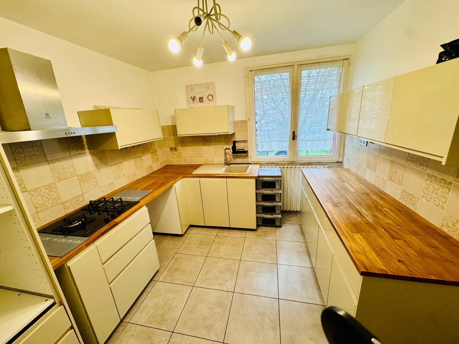 Bel appartement T5 à Grenoble Eaux Claires, 97 m², proche tram et commodités 