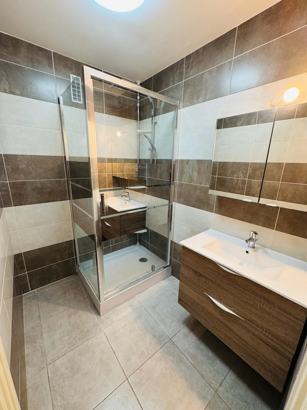 Bel appartement T5 à Grenoble Eaux Claires, 97 m², proche tram et commodités 