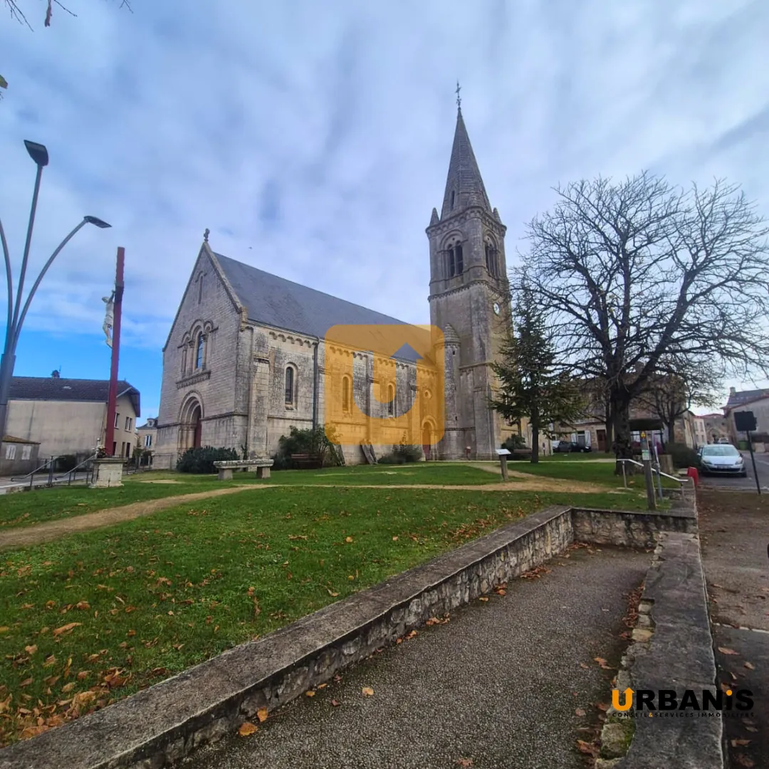 Terrain constructible de 1800 m² à Montamisé avec permis accepté 