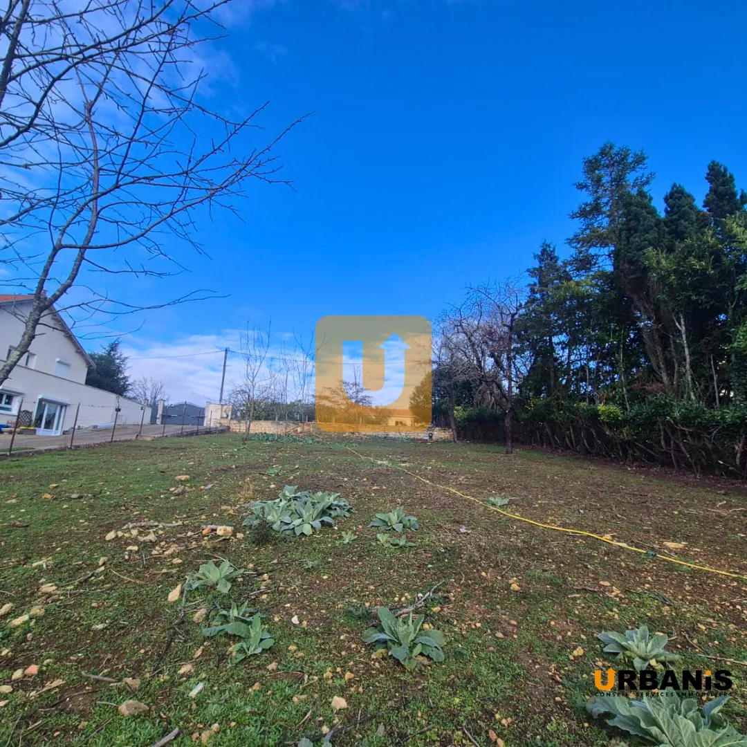 Terrain constructible de 1800 m² à Montamisé avec permis accepté 