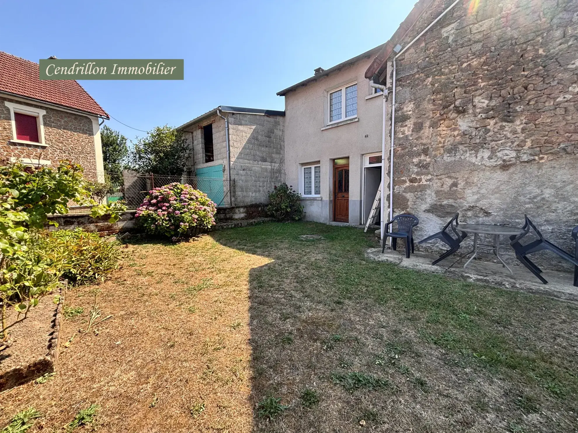 Maison à vendre à Azat Chatenet, 145 m² avec dépendances et jardin - Opportunité rare 