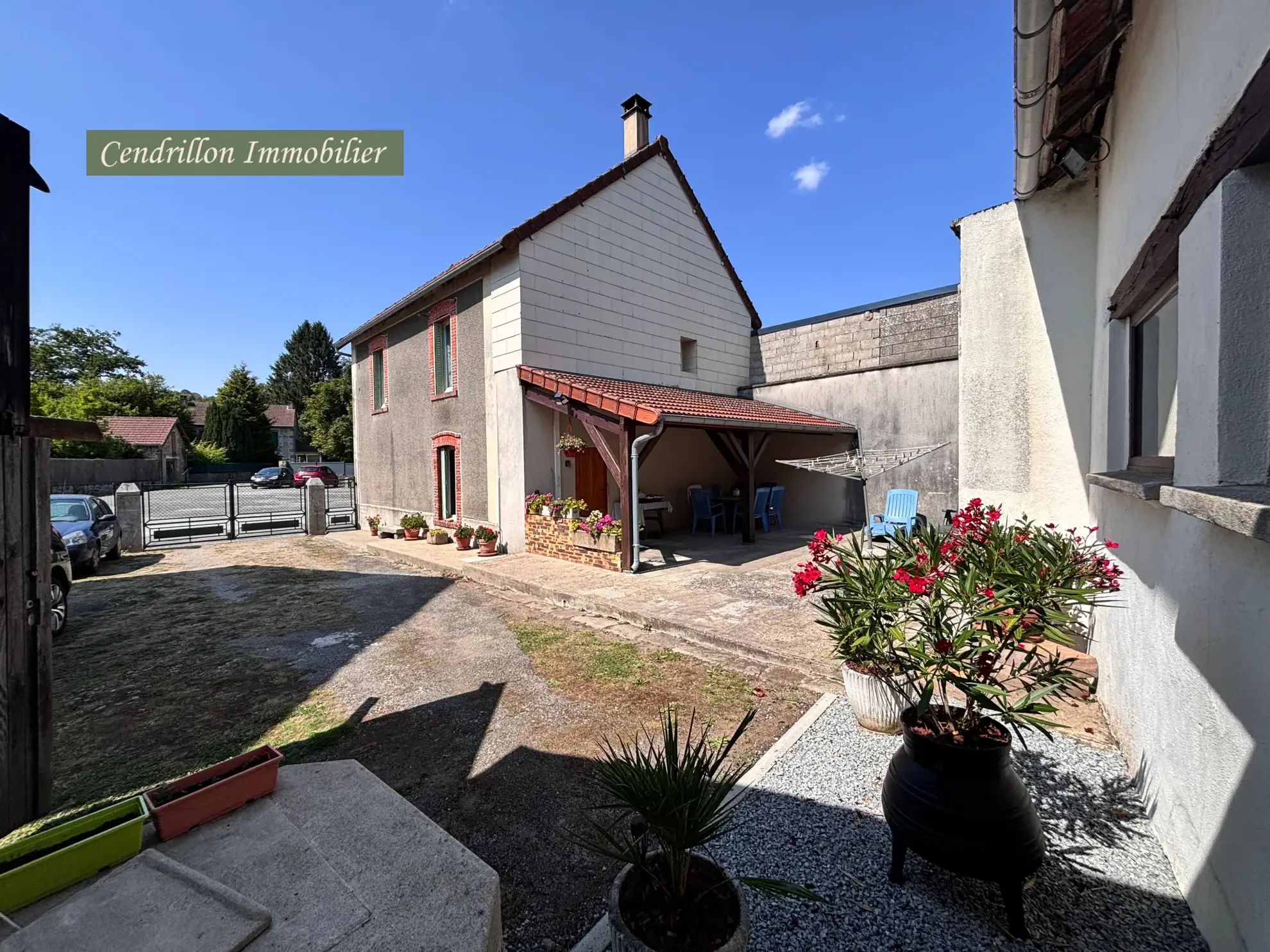 Maison à vendre à Azat Chatenet, 145 m² avec dépendances et jardin - Opportunité rare 