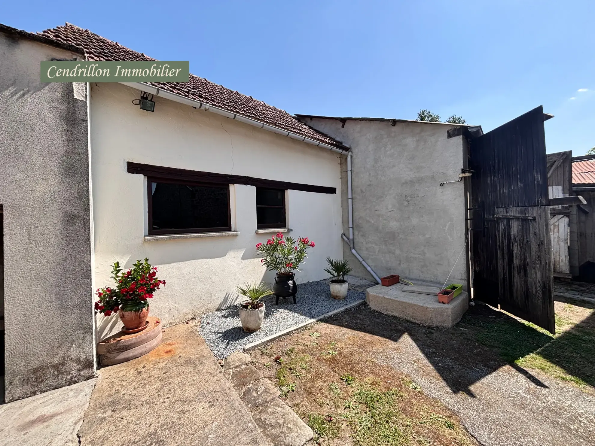 Maison à vendre à Azat Chatenet, 145 m² avec dépendances et jardin - Opportunité rare 