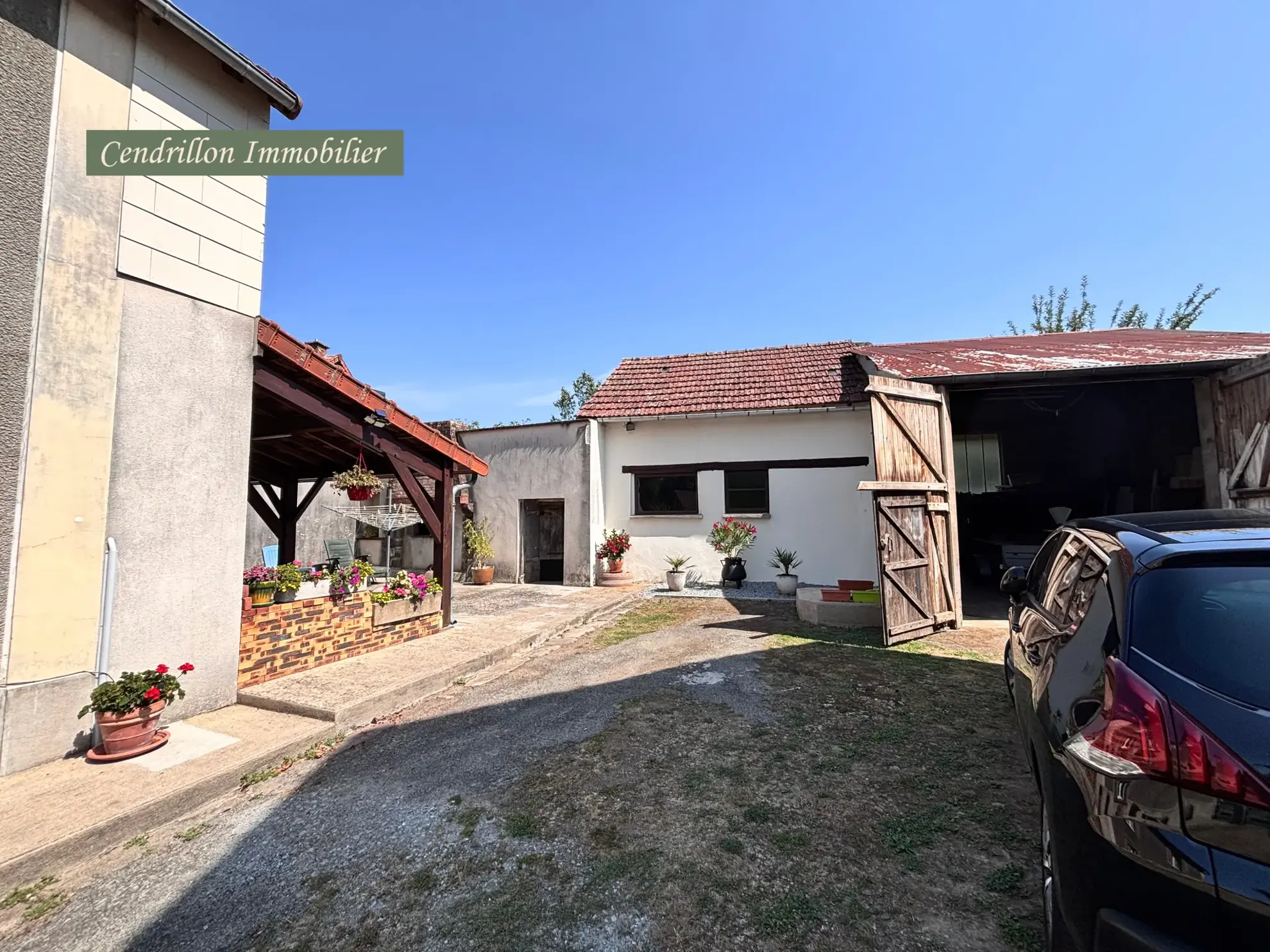 Maison à vendre à Azat Chatenet, 145 m² avec dépendances et jardin - Opportunité rare 