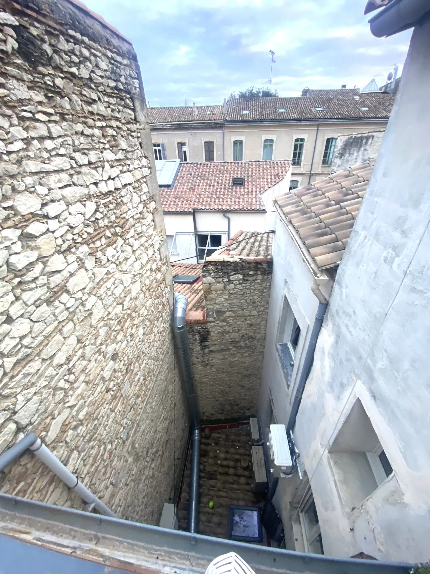 Appartement rénové avec terrasse au centre-ville de Nîmes – Idéal investisseur ou primo-accédant 