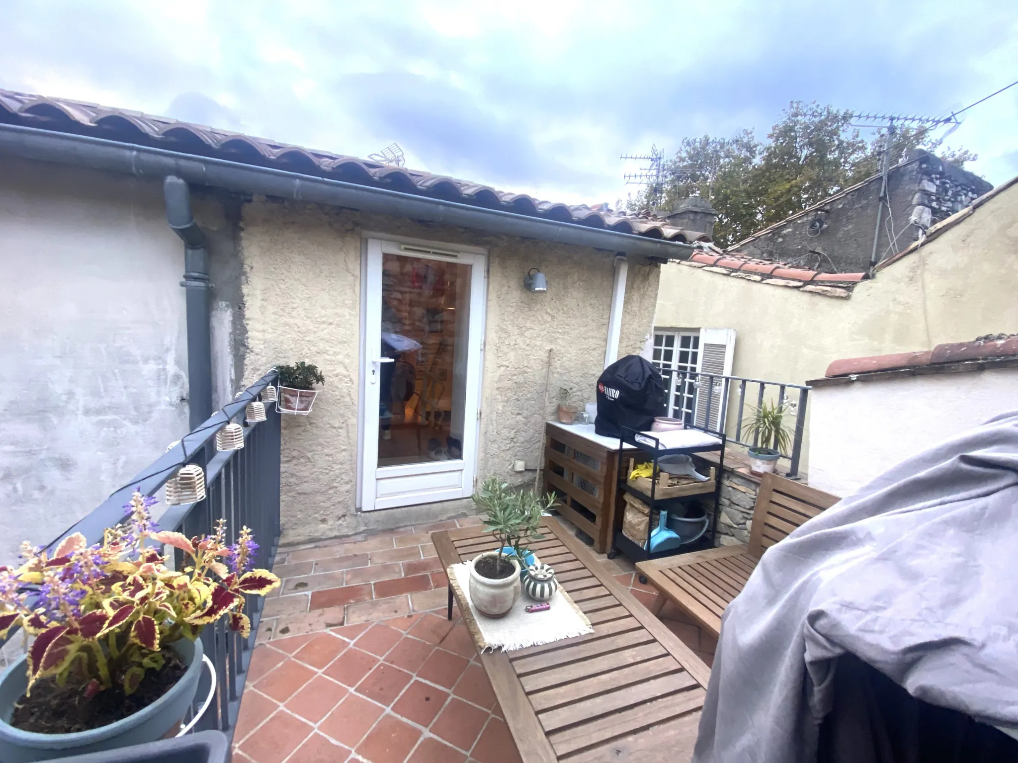 Appartement rénové avec terrasse au centre-ville de Nîmes – Idéal investisseur ou primo-accédant