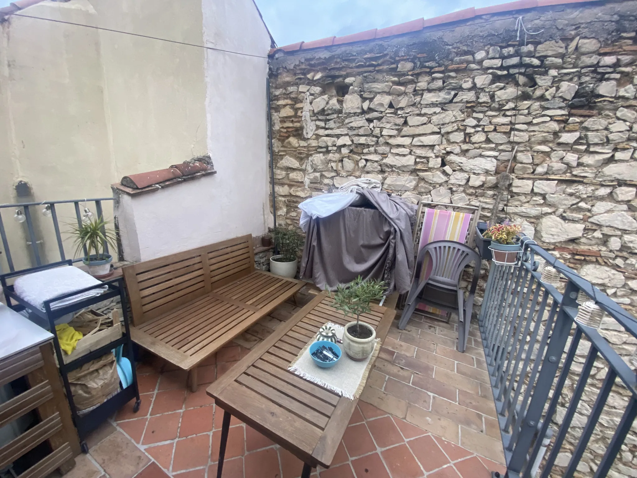 Appartement rénové avec terrasse au centre-ville de Nîmes – Idéal investisseur ou primo-accédant 