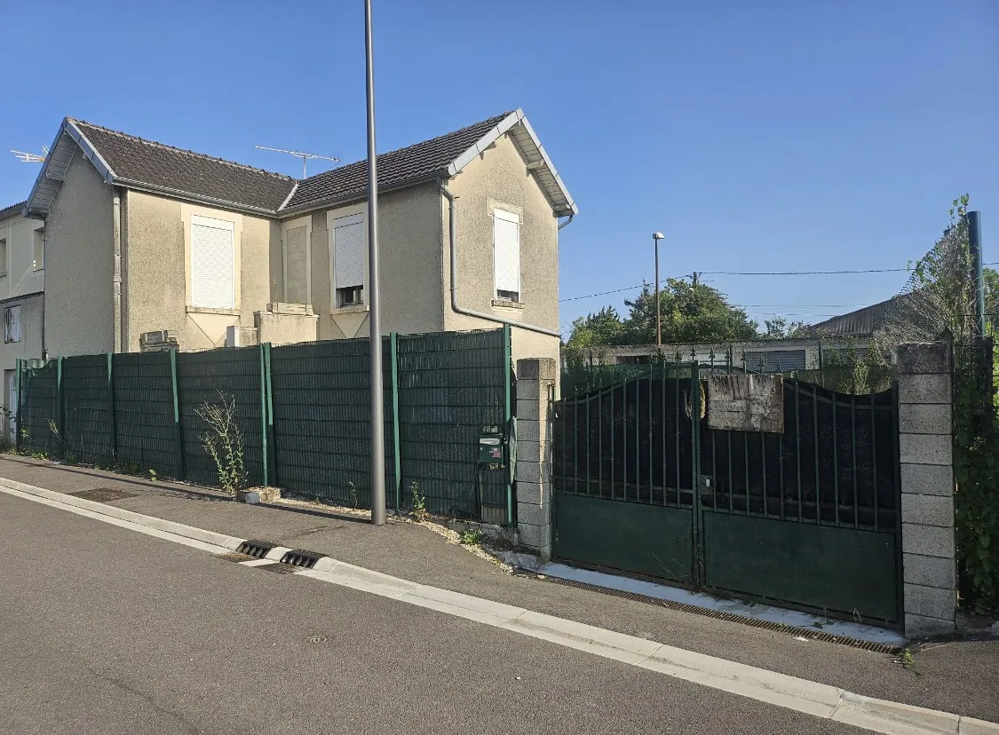 Maison à rénover de 85 m² avec double entrée, garage et jardin à Romilly-sur-Seine