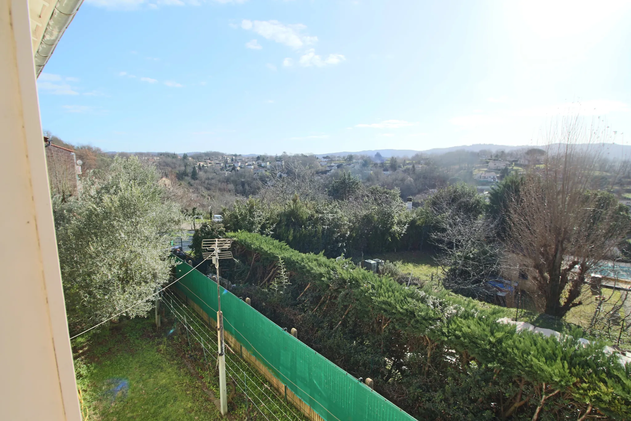 Maison contemporaine de 100 m² à Puy l'Évêque, rénovée, avec jardin clos et garage 