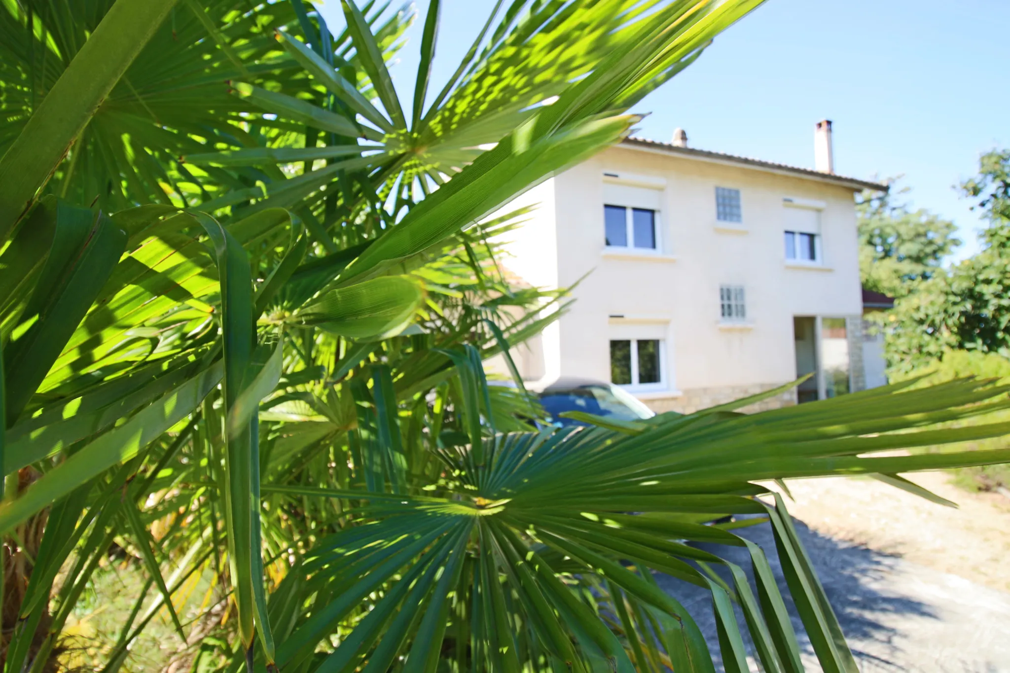 Maison contemporaine de 100 m² à Puy l'Évêque, rénovée, avec jardin clos et garage 