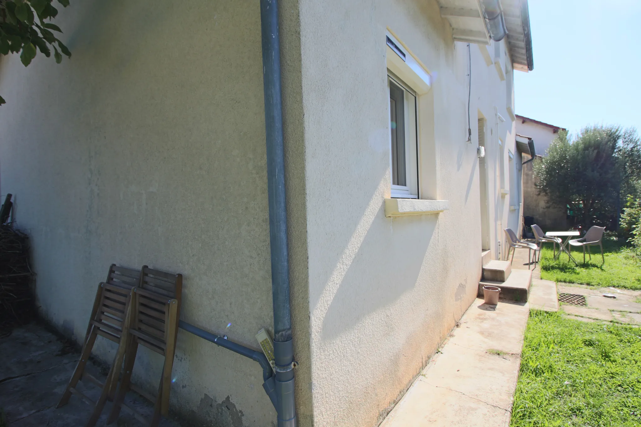 Maison contemporaine de 100 m² à Puy l'Évêque, rénovée, avec jardin clos et garage 