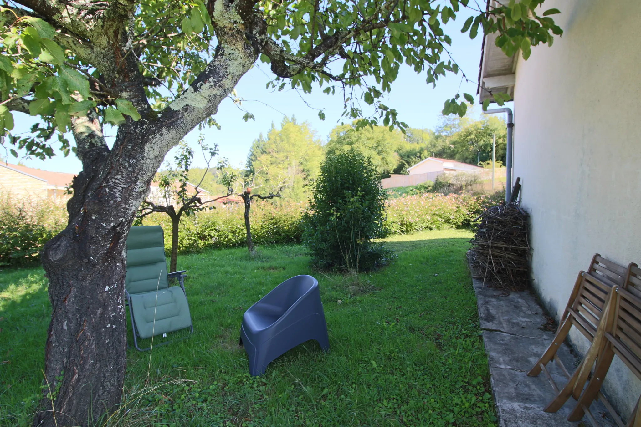 Maison contemporaine de 100 m² à Puy l'Évêque, rénovée, avec jardin clos et garage 