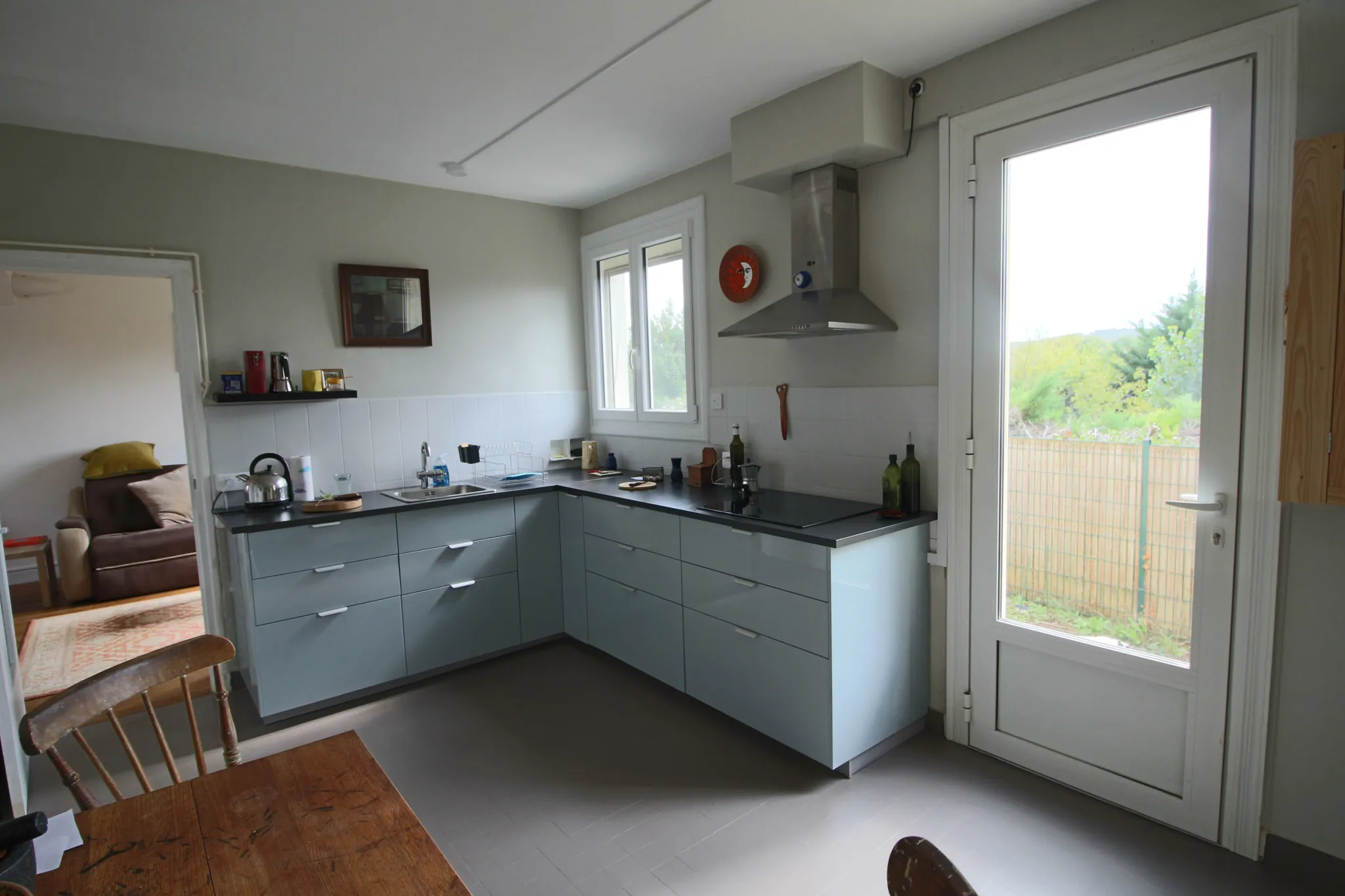 Maison contemporaine de 100 m² à Puy l'Évêque, rénovée, avec jardin clos et garage 