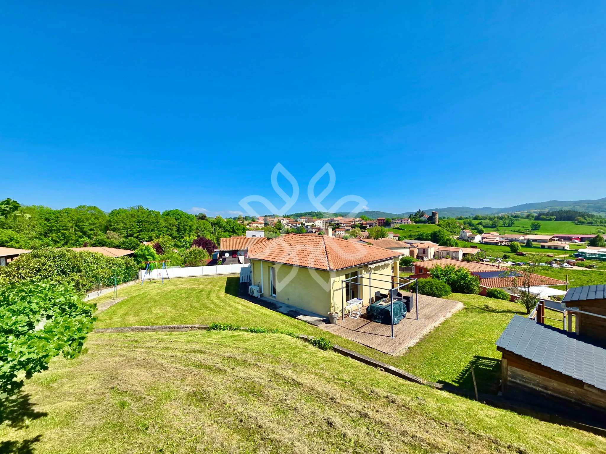 Maison familiale avec vue dégagée à Vergongheon - 90 m² 