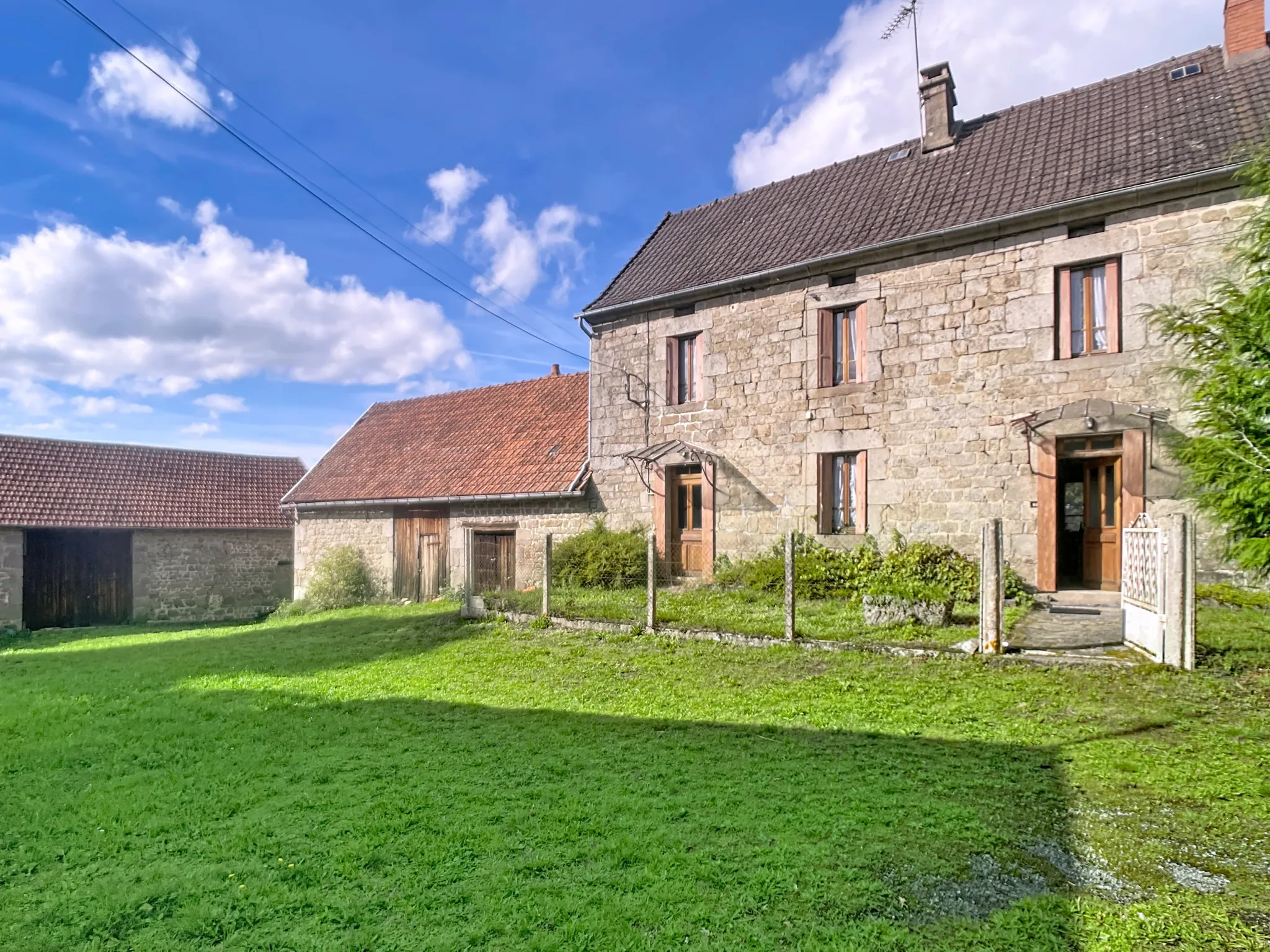 Propriété authentique à vendre avec dépendances et potentiel à Neoux, Creuse