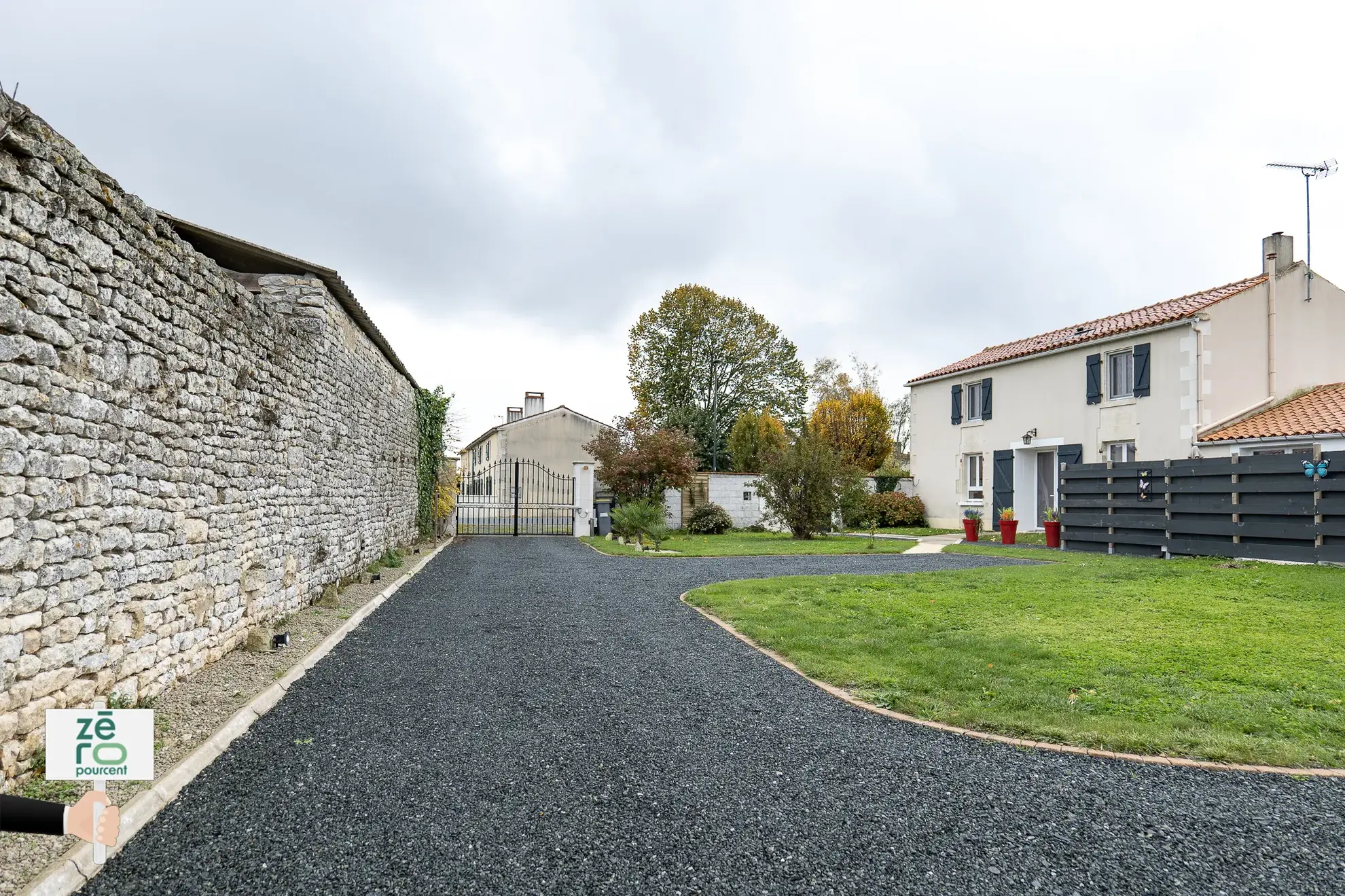 Maison rénovée avec 2 logements communicants à Mouzeuil-Saint-Martin, idéale pour chambres d'hôtes ou résidence familiale 