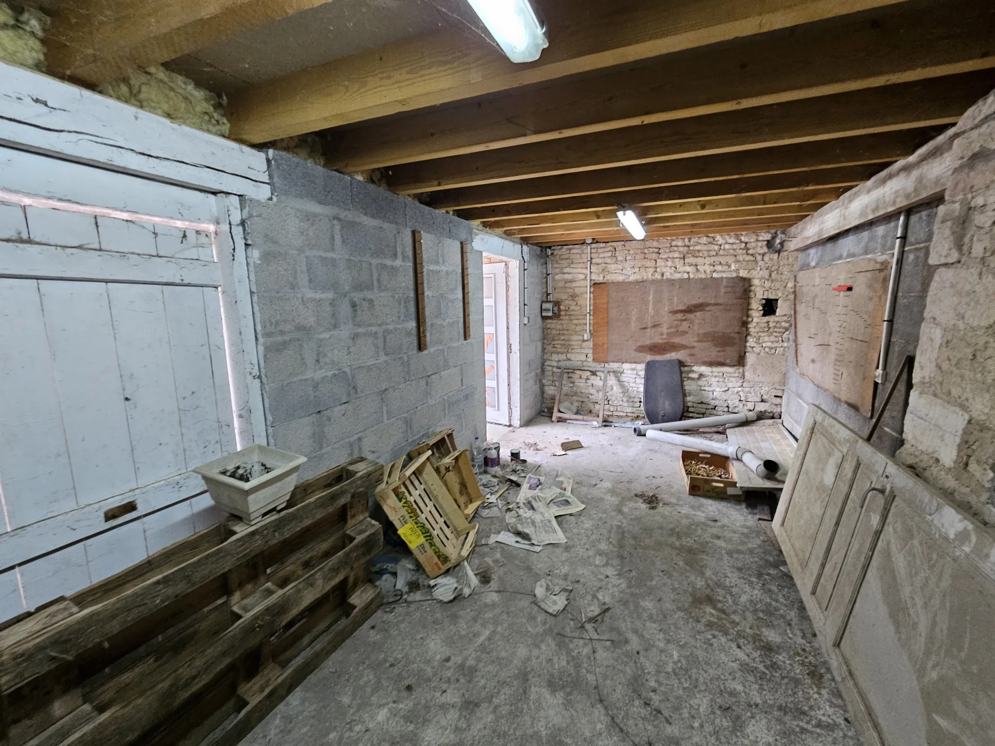 Bâtiment en pierre avec étage et préau à Arcais - Opportunité immobilière 