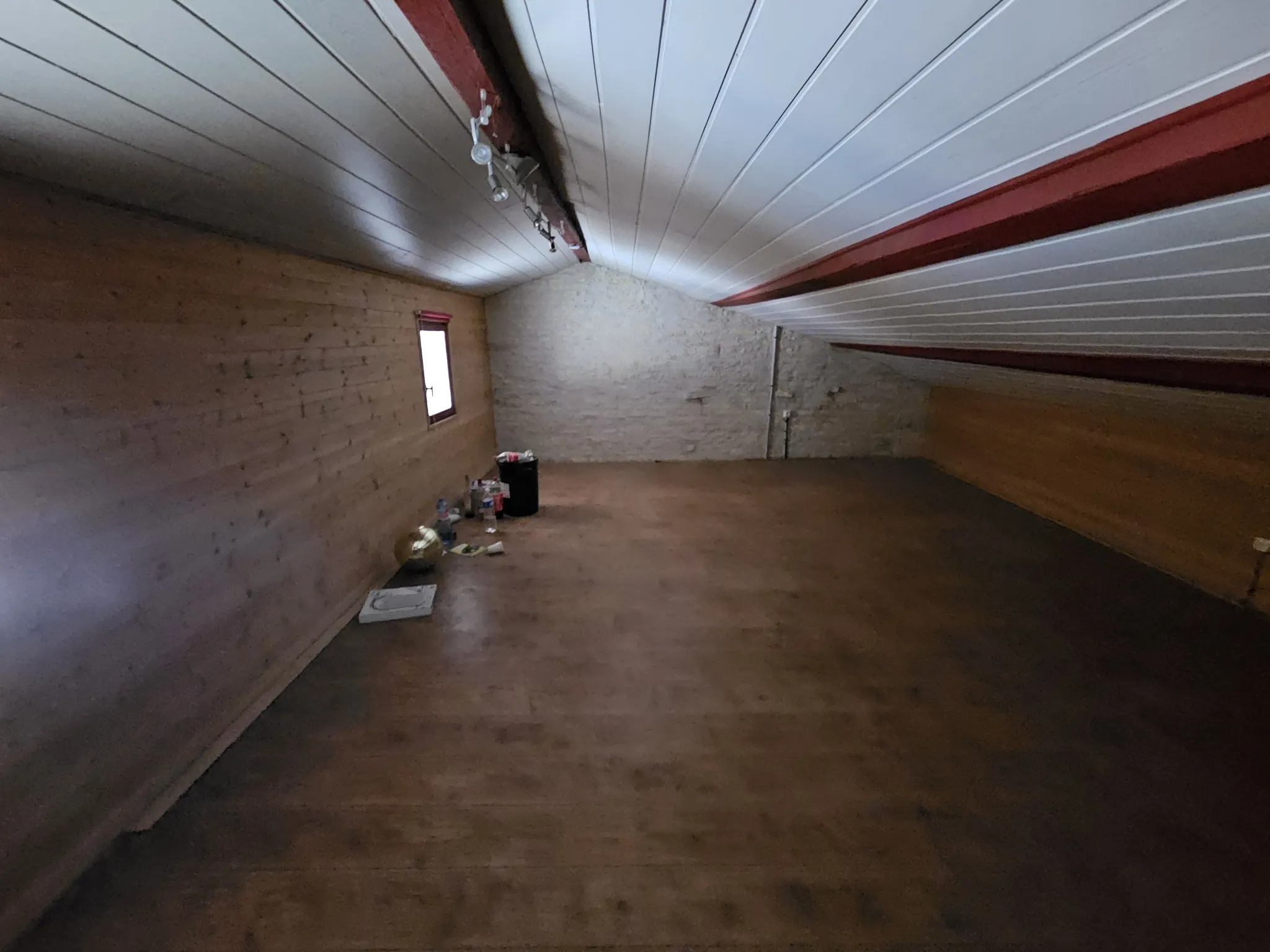 Bâtiment en pierre avec étage et préau à Arcais - Opportunité immobilière 