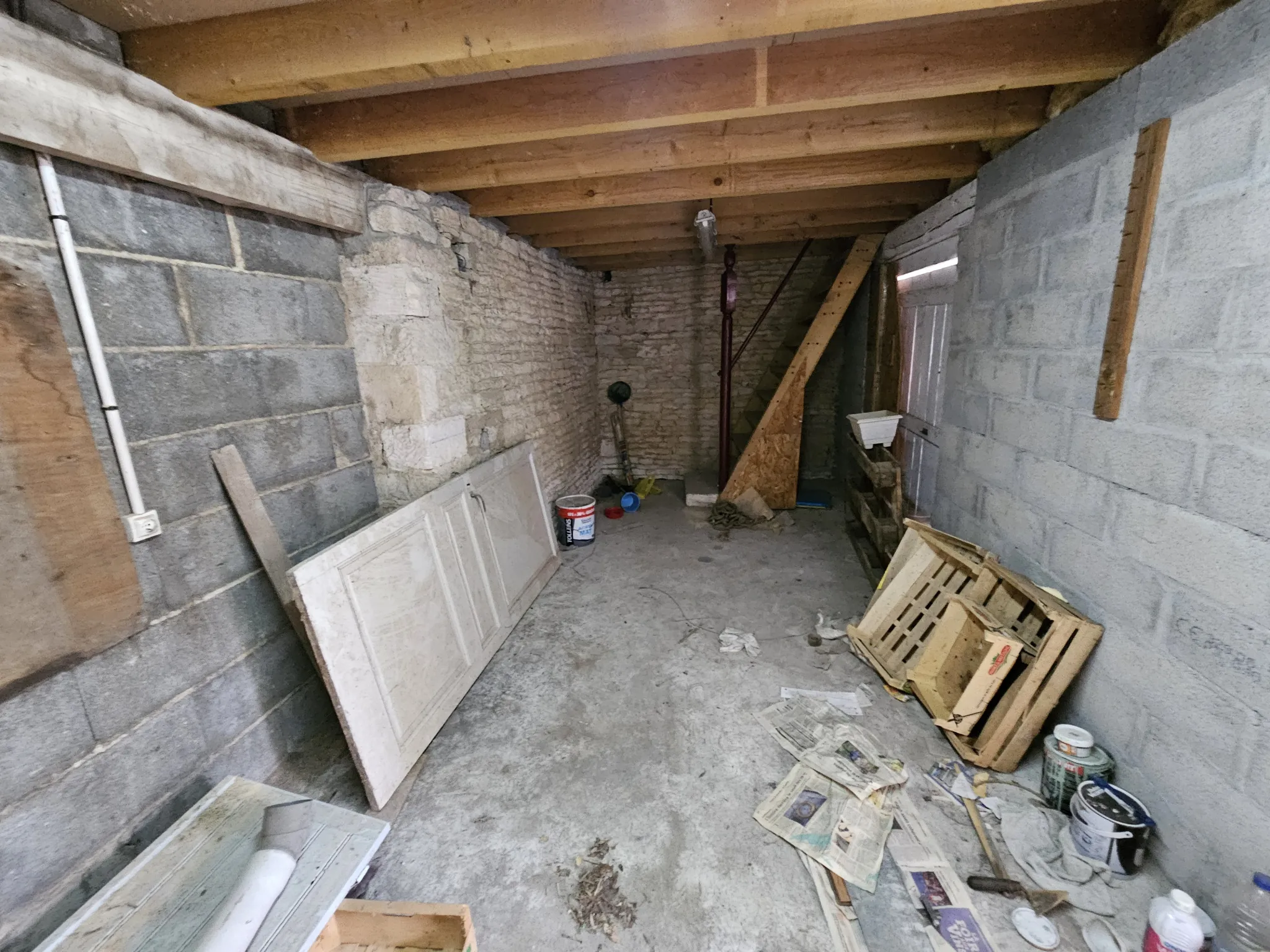 Bâtiment en pierre avec étage et préau à Arcais - Opportunité immobilière 