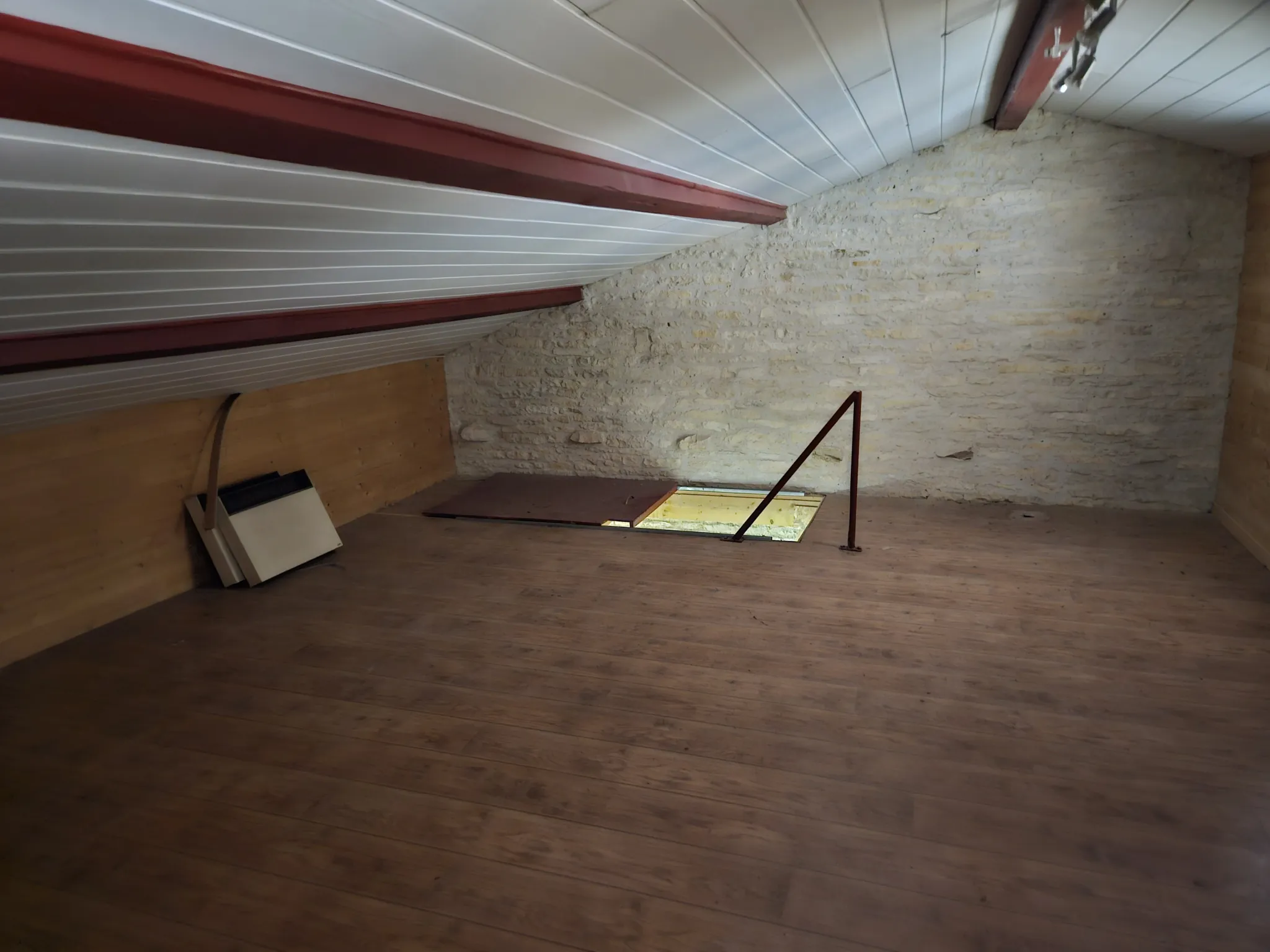 Bâtiment en pierre avec étage et préau à Arcais - Opportunité immobilière 