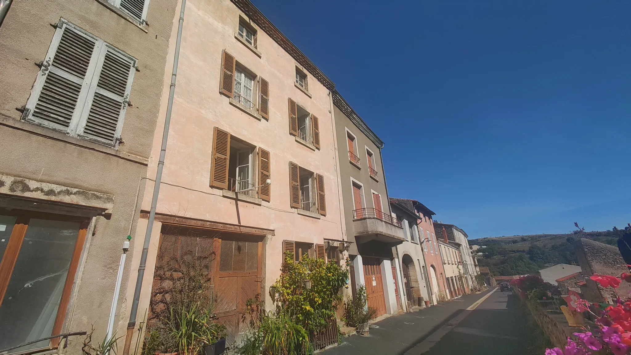 Grande maison de bourg à rénover de 200 m² avec garage à Ardes-sur-Couze