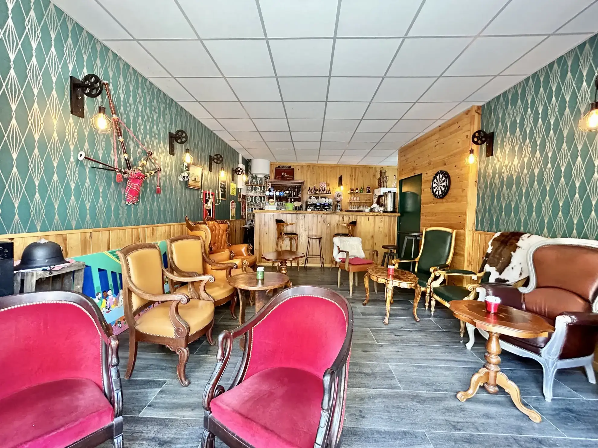 Vente fonds de commerce de bar à La Seyne-sur-Mer - Rénové, grande terrasse et emplacement stratégique