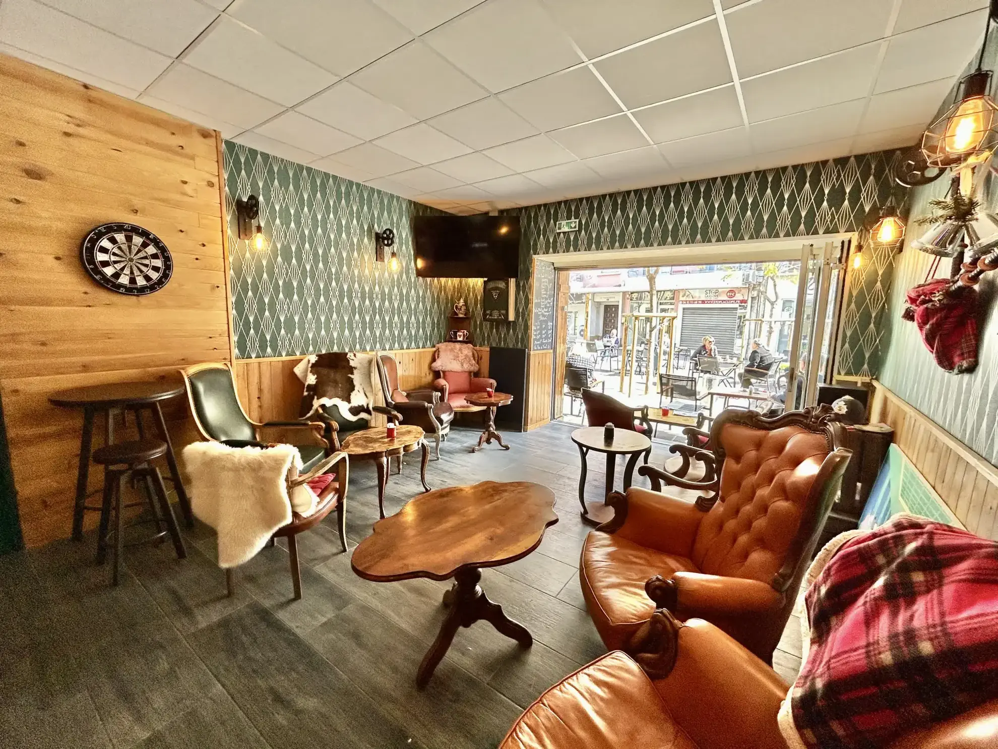 Vente fonds de commerce de bar à La Seyne-sur-Mer - Rénové, grande terrasse et emplacement stratégique 