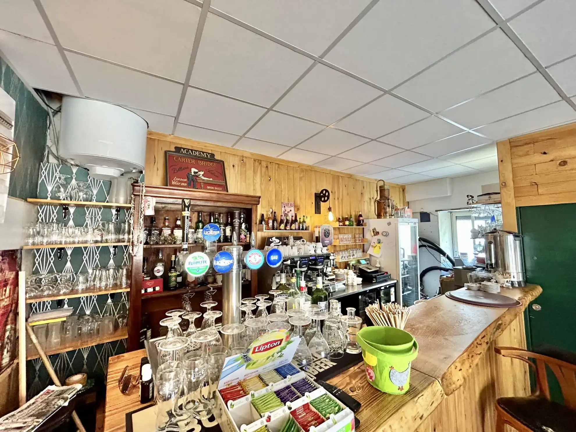 Vente fonds de commerce de bar à La Seyne-sur-Mer - Rénové, grande terrasse et emplacement stratégique 