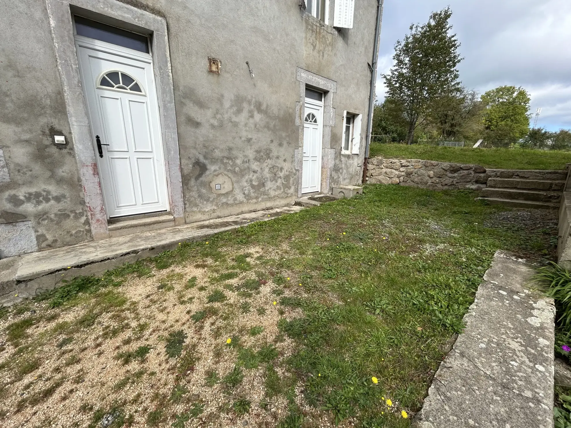 Belle maison de village de 146 m² à Lachaux avec jardin et parking 