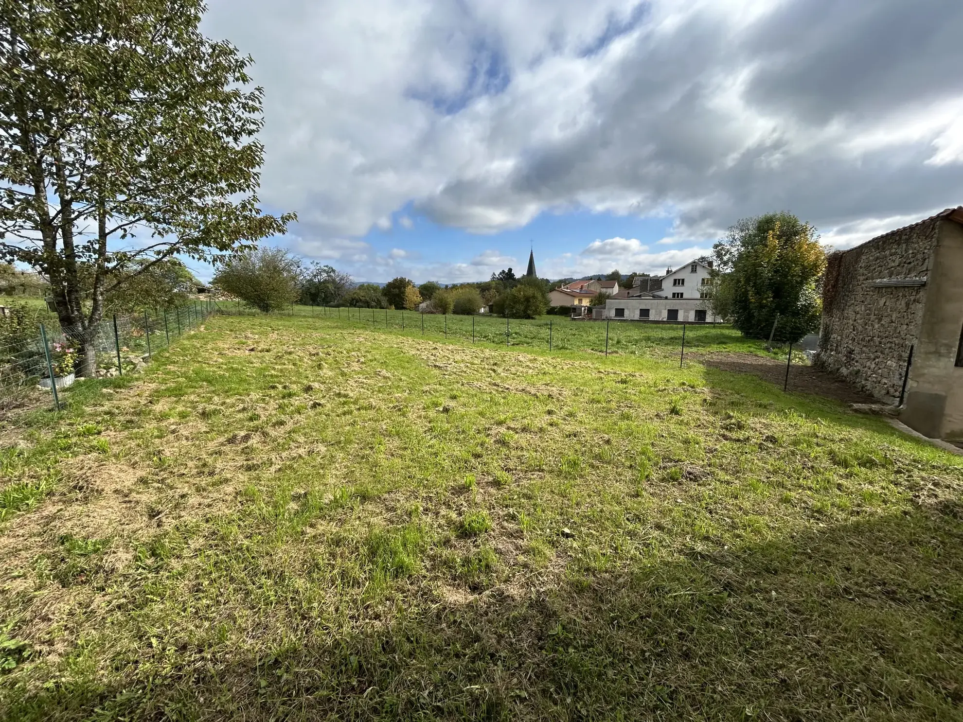 Belle maison de village de 146 m² à Lachaux avec jardin et parking 