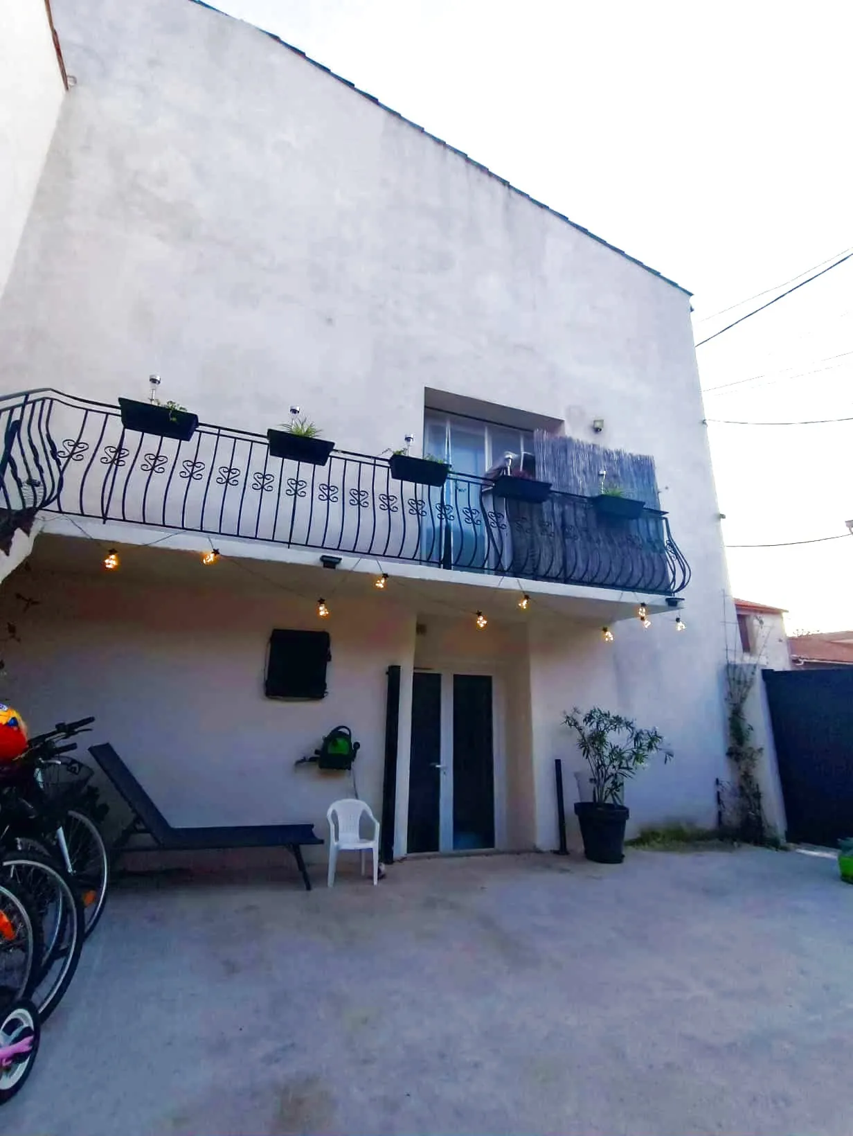 Maison de village rénovée avec deux appartements et cour à Valras Plage 