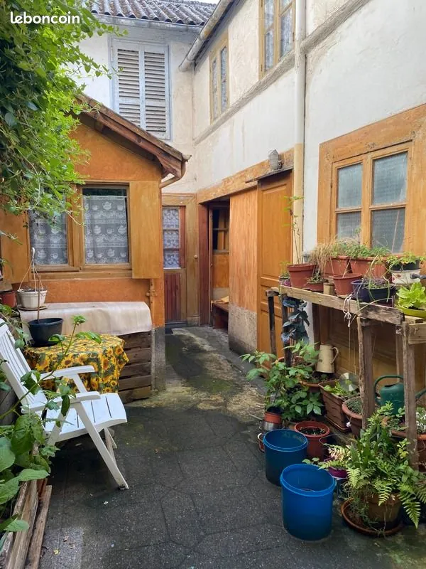 Maison de ville spacieuse avec cour intérieure à Bagneres de Bigorre 