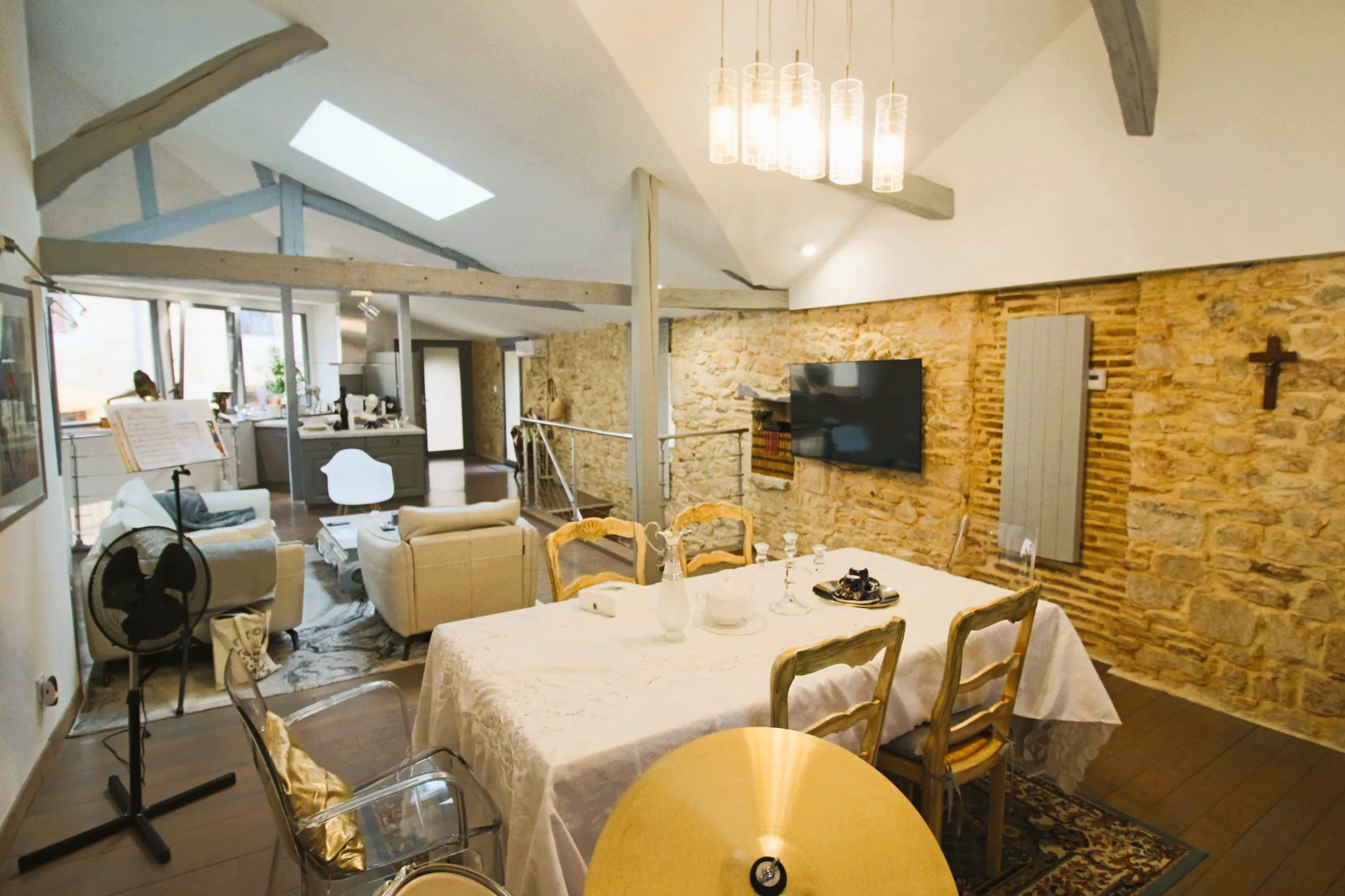 Maison en pierre rénovée à Puy-l’Évêque avec terrasse et 3 chambres 