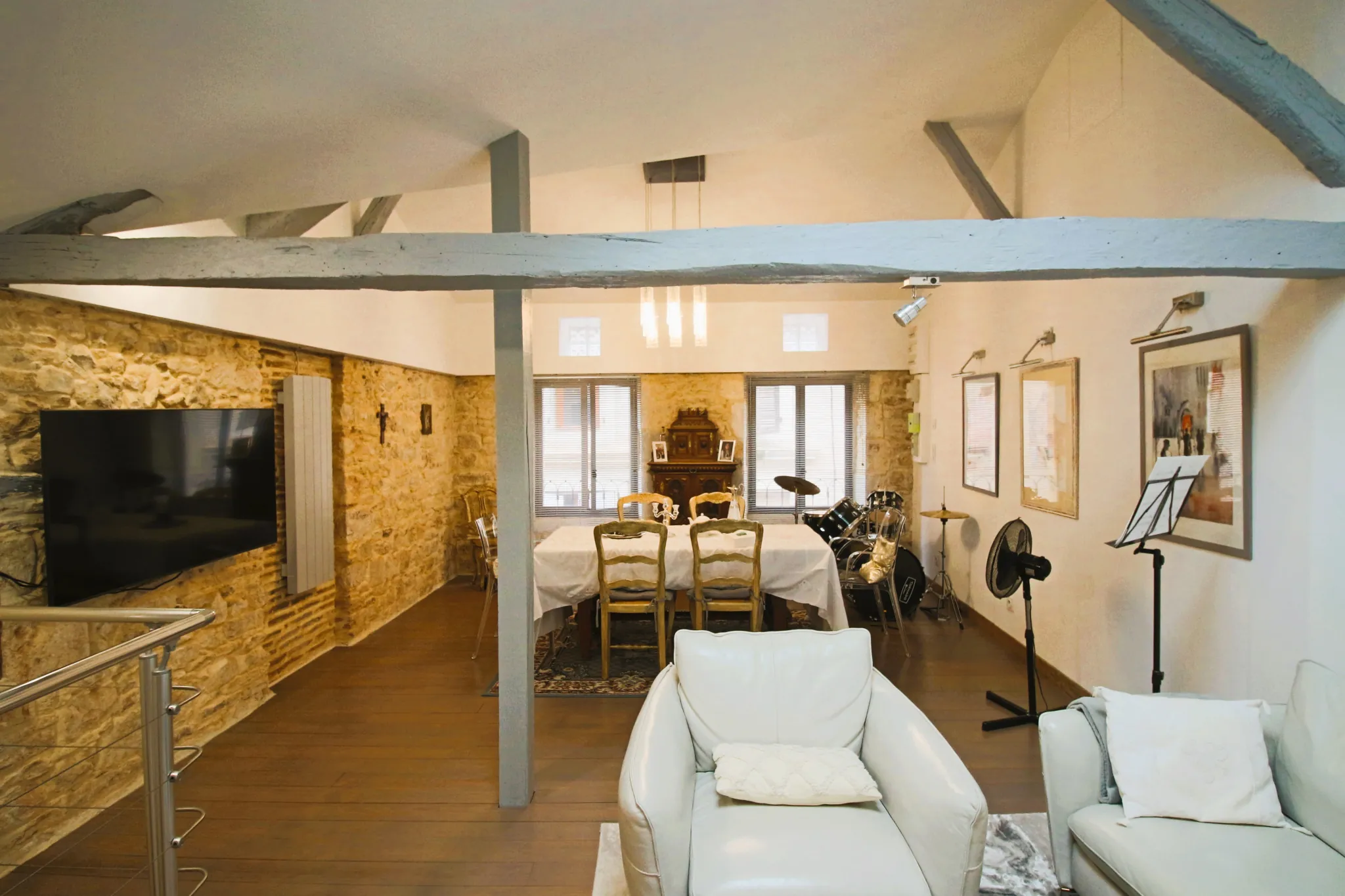 Maison en pierre rénovée à Puy-l’Évêque avec terrasse et 3 chambres 