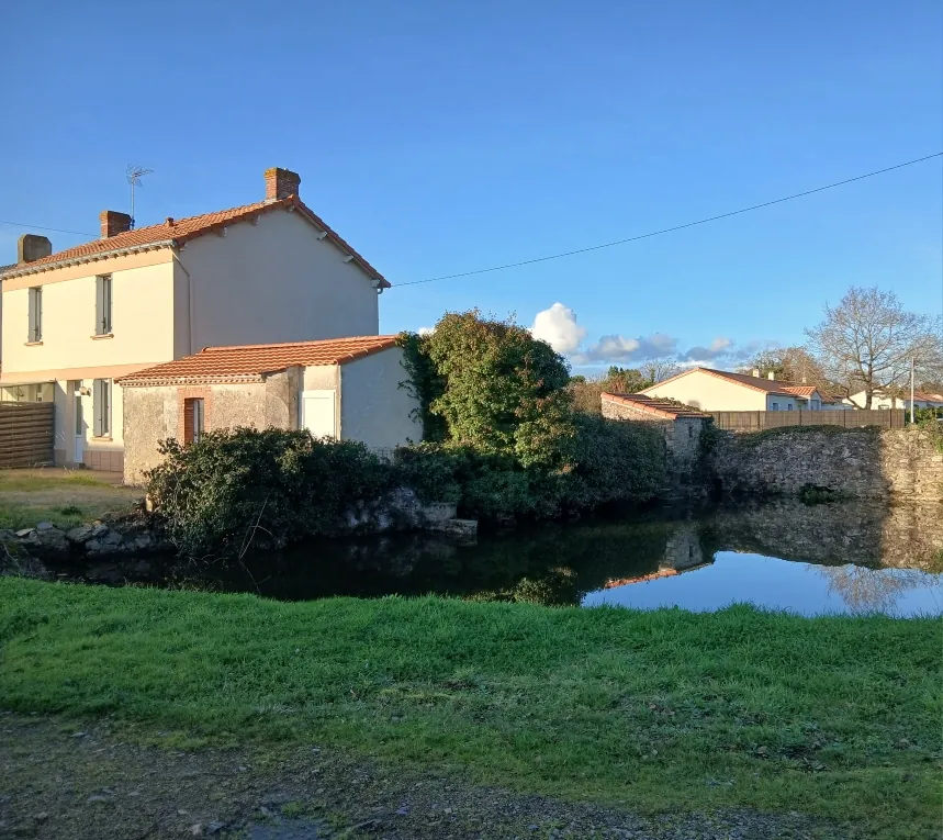 Vente ensemble immobilier à Saint Viaud avec deux maisons, terrain, étang