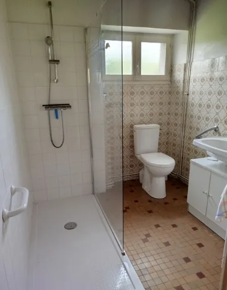 Opportunité d’achat d’une longère en pierre à Bouvron, proche Nantes, avec grand terrain et dépendances 