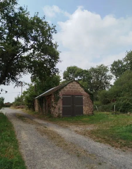 Opportunité d’achat d’une longère en pierre à Bouvron, proche Nantes, avec grand terrain et dépendances 