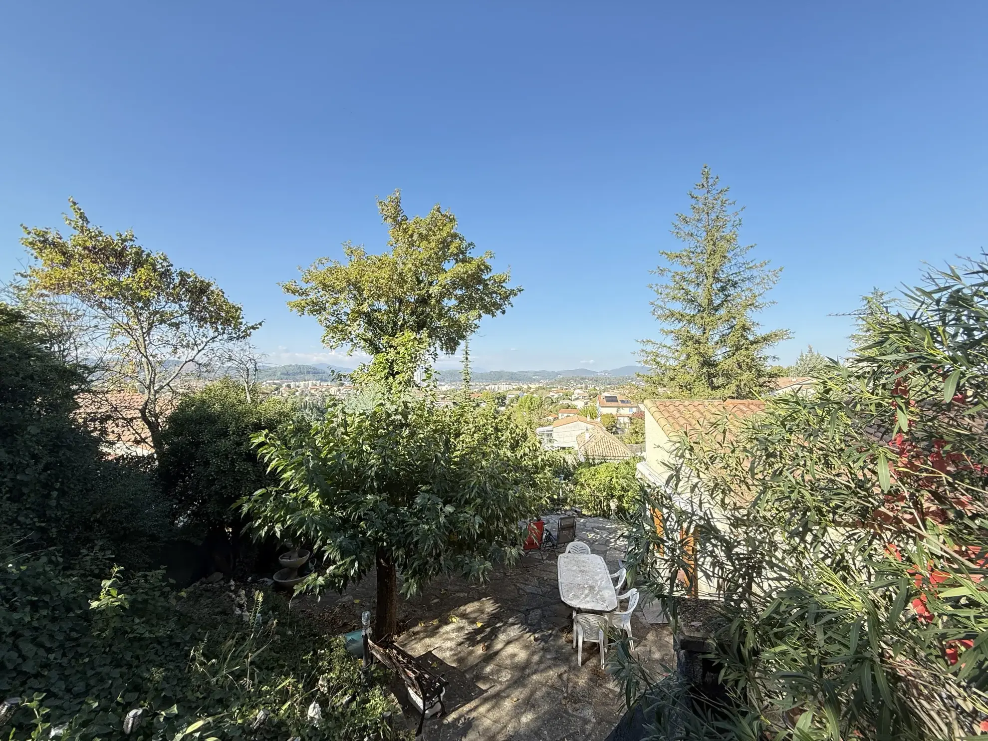 Magnifique villa 4 pièces avec terrasse et garage à Alès - Vue dégagée 