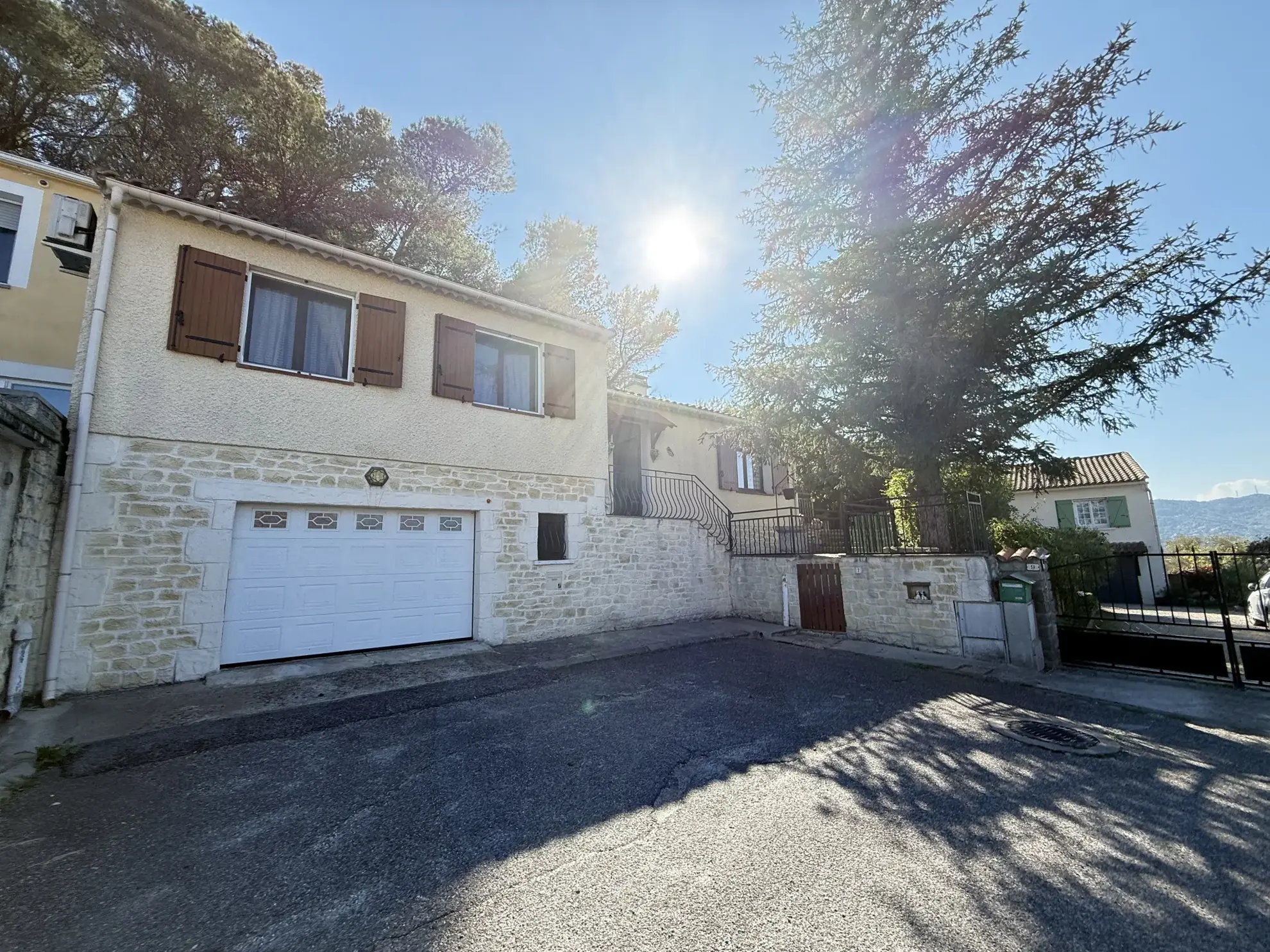 Magnifique villa 4 pièces avec terrasse et garage à Alès - Vue dégagée 