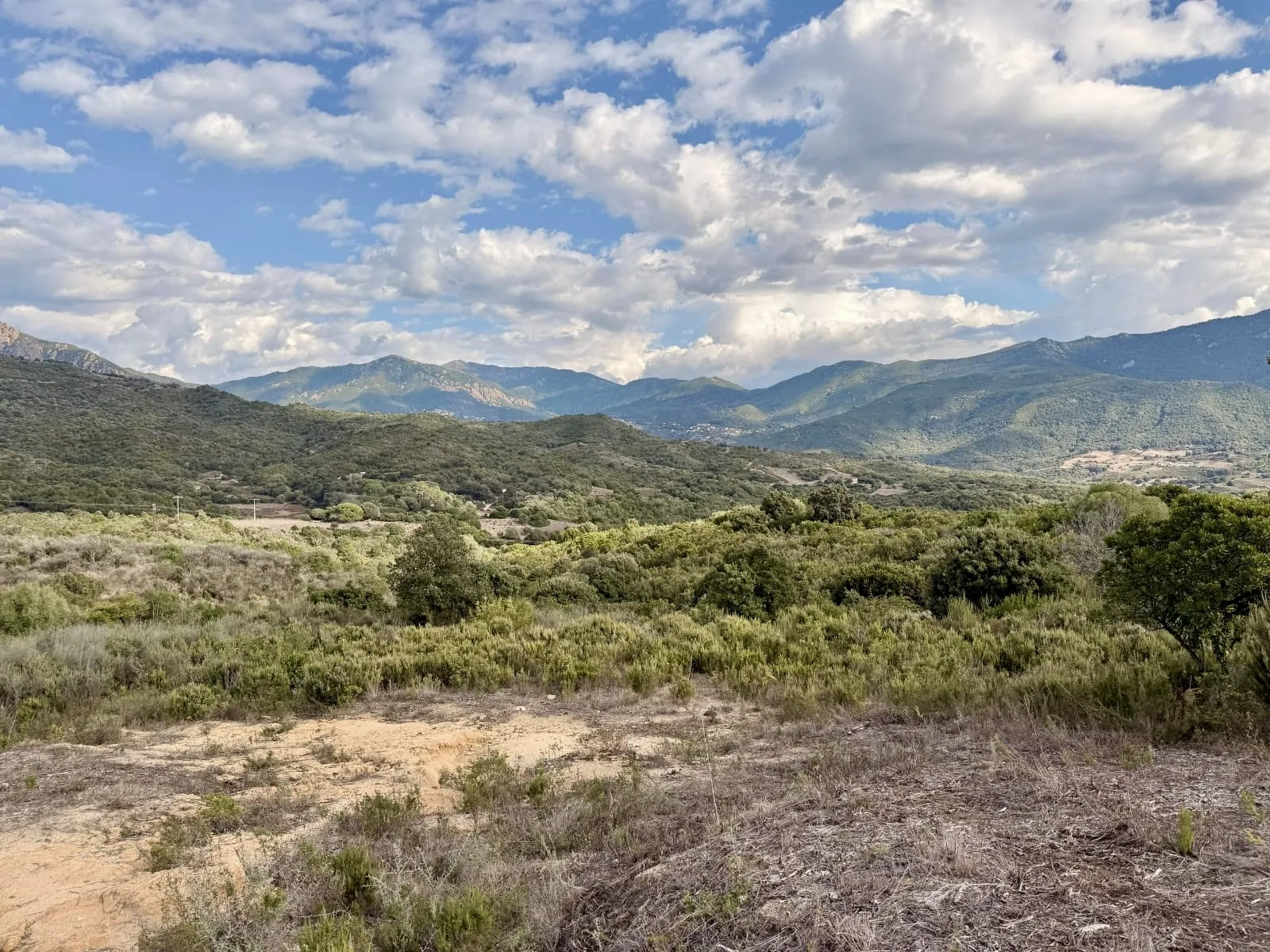 Terrain constructible de 1052 m² à Tiuccia en Corse avec vue dégagée