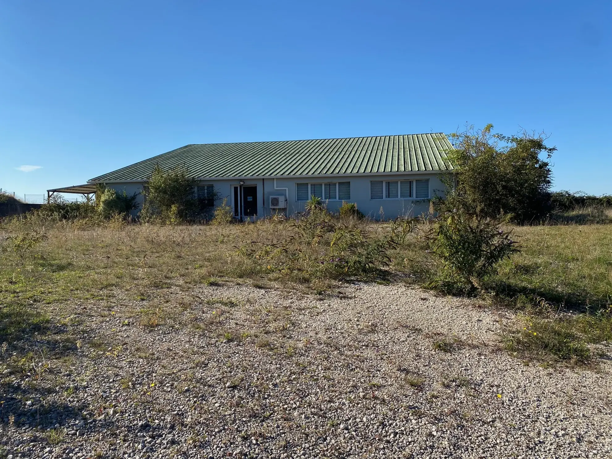 Bâtiment artisanal et commercial à Vanxains de 310 m² avec mezzanine et garage