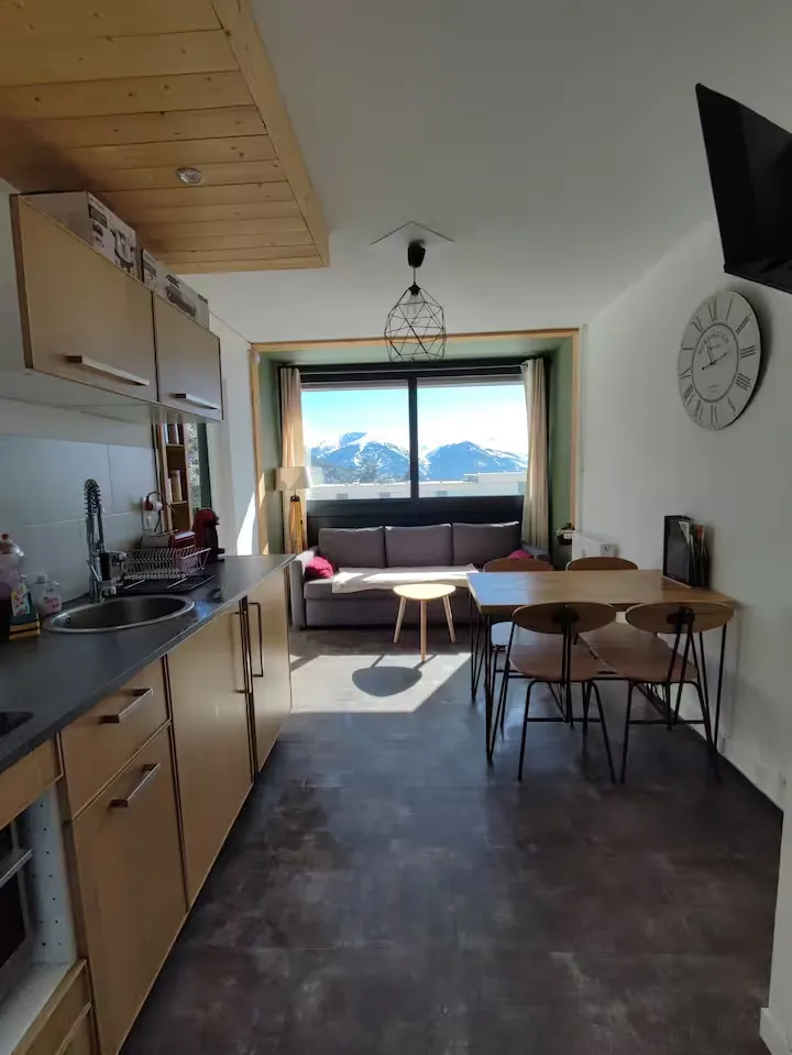 Appartement T2 rénové à Égat avec exposition sud, parking et balcon 