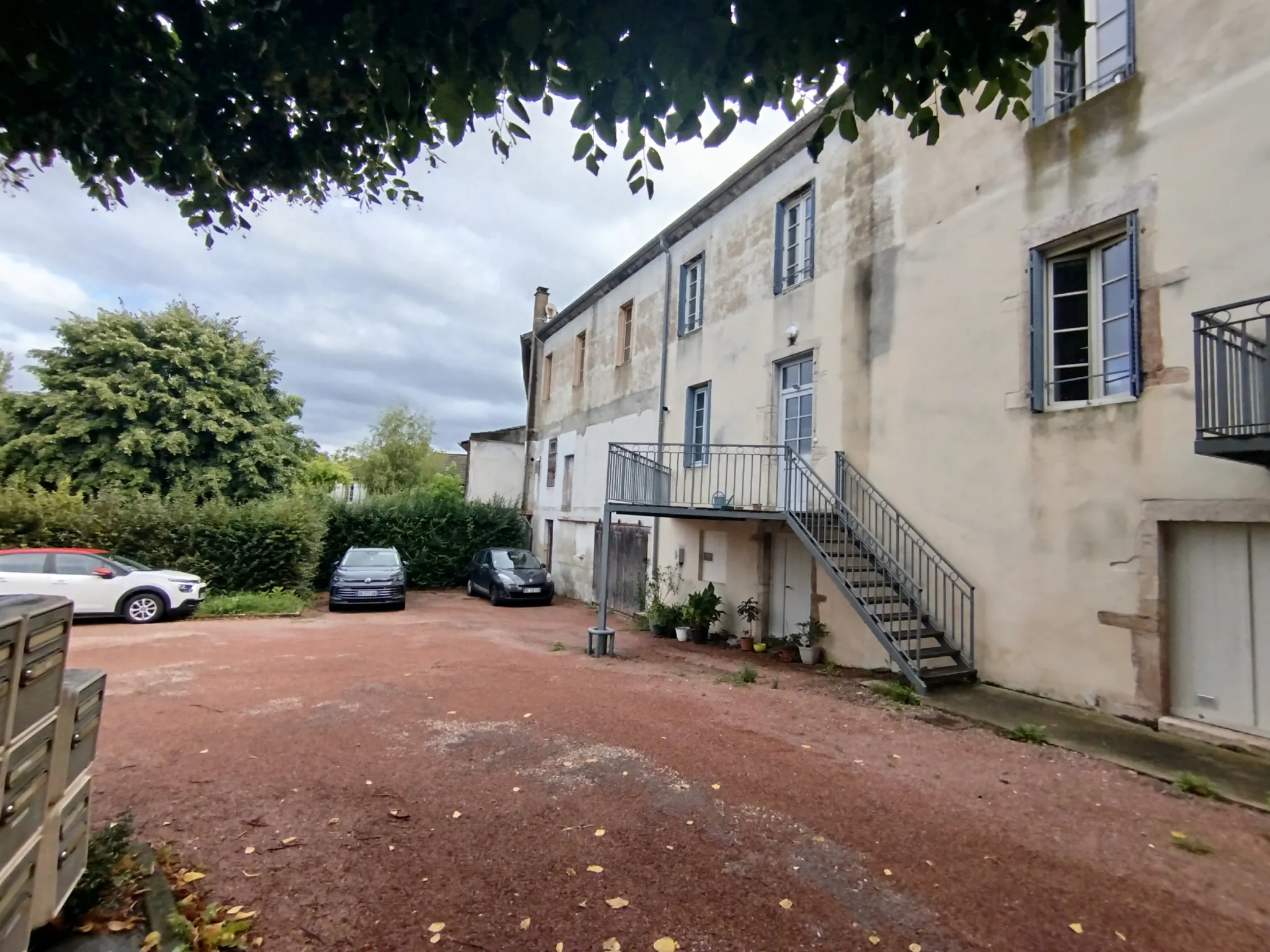 Ensemble immobilier de 204 m² à Cuisery avec duplex et appartement à rénover 