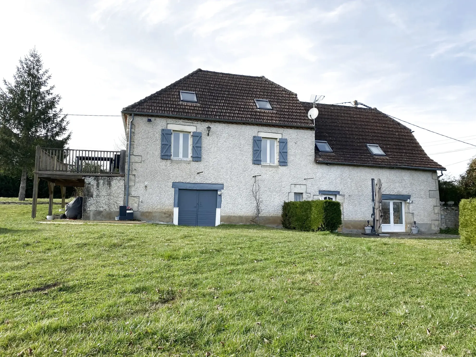 Magnifique ensemble immobilier rénové avec piscine et vue exceptionnelle à Liourdres