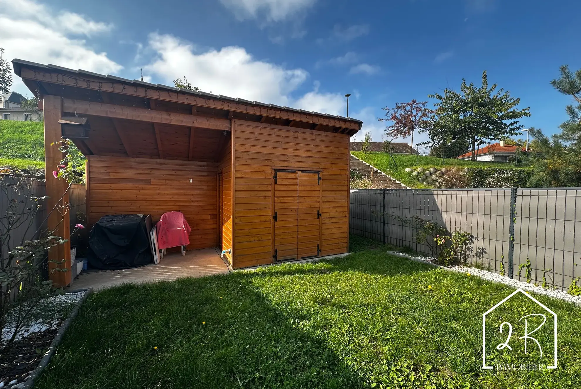 Maison mitoyenne récente de 76 m² à Pont Évêque avec terrasse et parking 