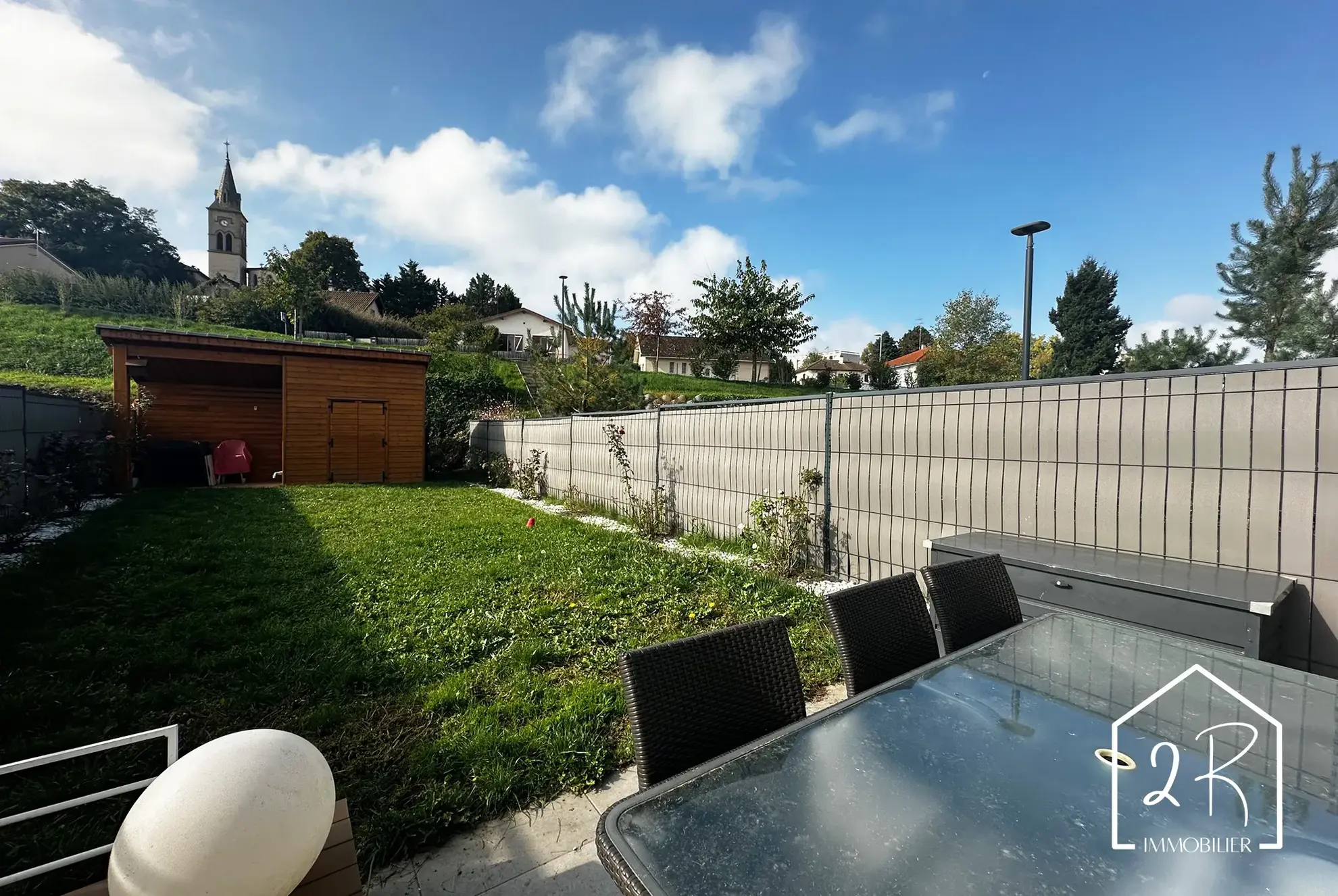 Maison mitoyenne récente de 76 m² à Pont Évêque avec terrasse et parking 