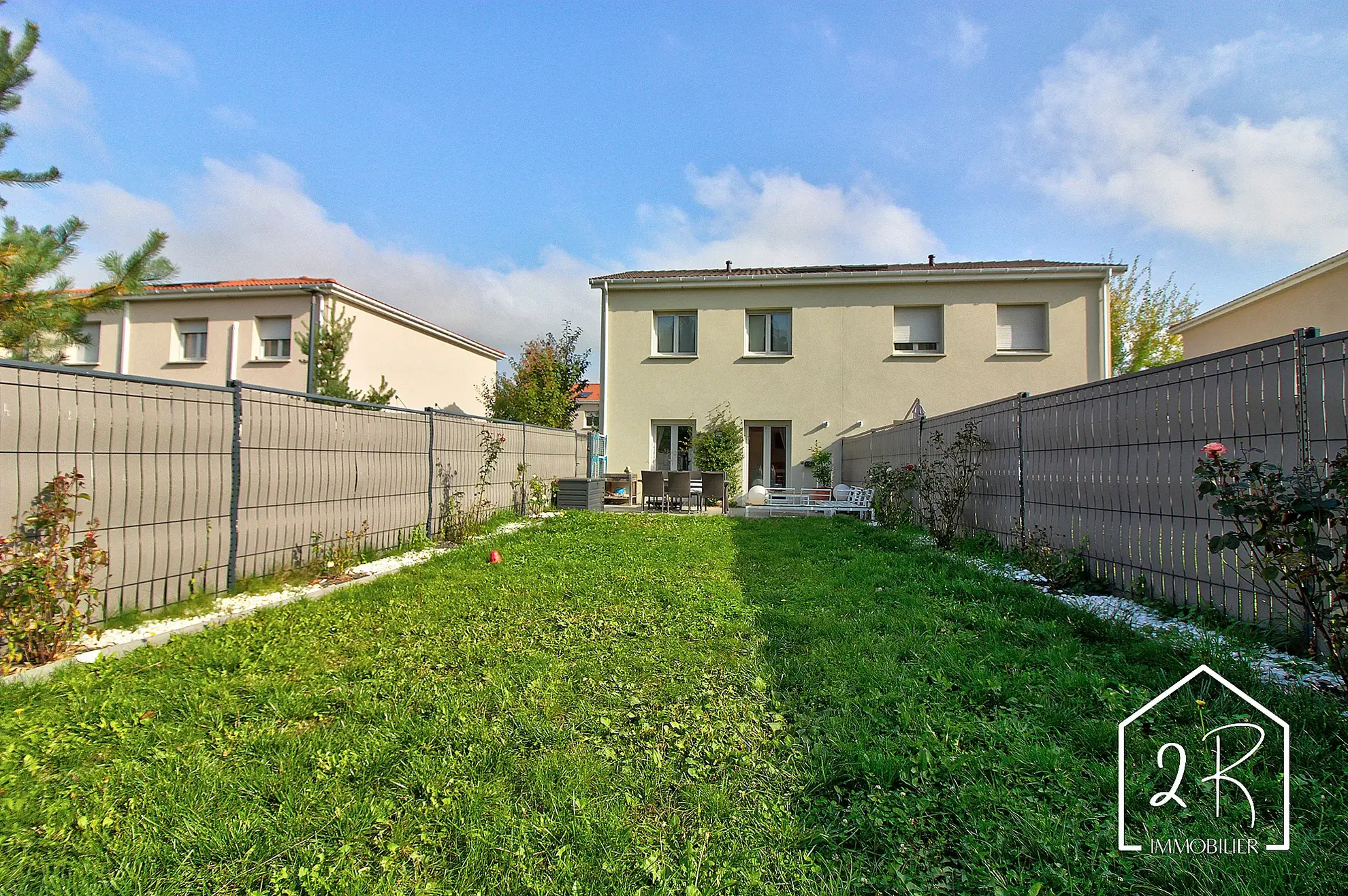 Maison mitoyenne récente de 76 m² à Pont Évêque avec terrasse et parking 